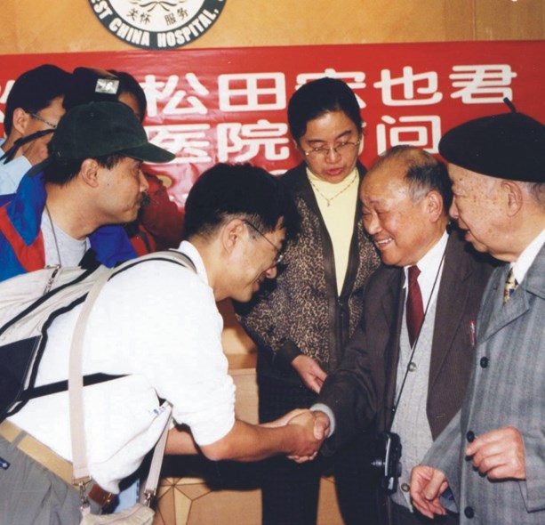 2002年松田宏也再次回到医院，感谢曾救治过他的专家们