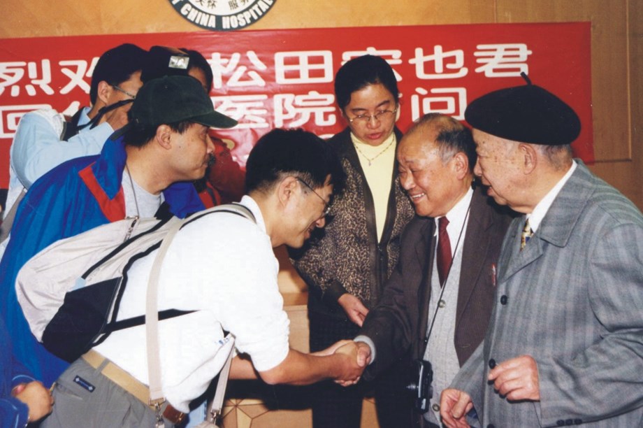 2002年松田宏也再次回到医院，感谢曾救治过他的专家们